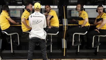 Le Castellet (France), 23/06/2018.- German Formula One driver Nico Hulkenberg of Renault talks with teeam members during the third practice session at Paul Ricard circuit in Le Castellet, France, 23 June 2018. The 2018 French Formula One Grand Prix will take place on 24 June. (Fórmula Uno, Francia) EFE/EPA/YOAN VALAT