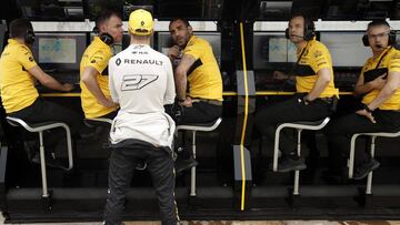 Le Castellet (France), 23/06/2018.- German Formula One driver Nico Hulkenberg of Renault talks with teeam members during the third practice session at Paul Ricard circuit in Le Castellet, France, 23 June 2018. The 2018 French Formula One Grand Prix will take place on 24 June. (F&oacute;rmula Uno, Francia) EFE/EPA/YOAN VALAT