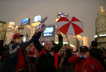 Aficionados de River celebran la victoria de su equipo.