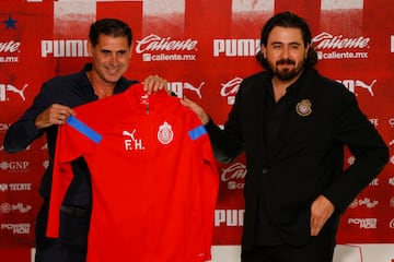 MEX7427. GUADALAJARA (MÉXICO), 21/09/2022.- El presidente del equipo Guadalajara, Amaury Vergara (d), presenta al español Fernando Hierro (i) como nuevo director deportivo del club hoy, en el estadio Akron, en Guadalajara, Jalisco (México). El español Fernando Hierro reveló este viernes que su prioridad como director deportivo de las Chivas de Guadalajara es trabajar en equipo y sin oficio de mago para, a partir de ahí, regresar al equipo al protagonismo del fútbol mexicano. EFE/Francisco Guasco
