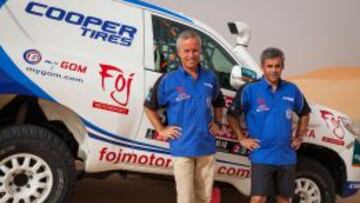 Xavi Foj (izda.) y su copiloto, Ignacio Santamaría, junto al Toyota Land Cruiser 150.