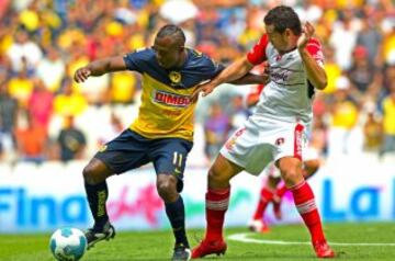 Imagen correspondiente al juego de la Jornada 10 del Apertura 2011, donde ambos equipos empataron a un gol. En la imagen, el ecuatoriano Christian Benítez, por parte del América, y Alejandro Molina, de Xolos..