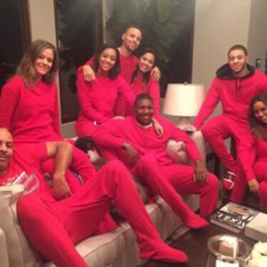 ¿Guerra de pijamas navideños entre LeBron y la familia Curry?