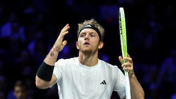 Tennis - ATP Masters 1000 - Paris Masters - Paris La Defense Arena, Nanterre, France - October 30, 2025 Spain's Alejandro Davidovich Fokina reacts during his round of 16 match against Germany's Alexander Zverev REUTERS/Sarah Meyssonnier