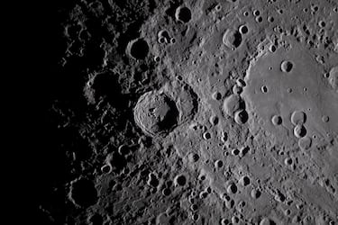 Vista del cráter Vavilov en el borde de la cuenca Hertzsprung, más antigua y extensa, en la Luna, durante el sobrevuelo de la misión Artemis II. Según los datos del archivo de imagen, la fotografía fue tomada con una cámara Nikon D5 y un objetivo de 400 mm.   