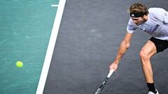 Alexander Zverev ejecuta un rev&eacute;s cortado en Par&iacute;s-Bercy.