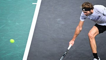 Alexander Zverev ejecuta un revés cortado en París-Bercy.