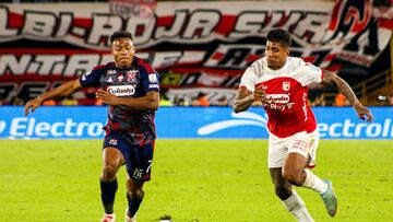 Deportivo Independiente Medellin's Lider Berrio (L) runs for the ball against Independiente Santa Fe's Santiago Mosquera (R) during the first leg of the BetPlay Dimayor League final between Independiente Santa Fe and Deportivo Independiente Medellin in Bogota, Colombia's El Campin stadium, june 24, 2025. (Photo by: Jorge Londono/Long Visual Press/Universal Images Group via Getty Images)
