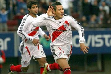 El tocopillano de Manchester United estuvo en el elenco millonario en 2007 y 2008 logrando conseguir un título de la máxima categoría argentina. En River fue dirigido por Diego Simeone y formó dupla de ataque con Radamel Falcao.