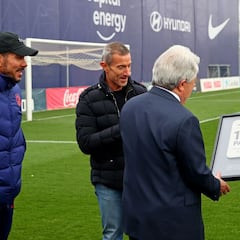 El Atleti homenajea a Cerezo por su partido 1.000 como presidente