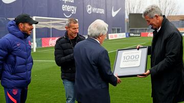 Miguel Ángel Gil entrega a Cerezo una placa que reconoce sus 1.000 partidos como presidente del Atlético ante Andrea Berta y Simeone.