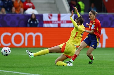 Le ha durado poco la alegría a Bélgica. Aitana recibe, se da la vuelta y filtra para Alexia. La jugadora del Barça conduce hasta filtrar en el momento justo para Esther, que dentro del área cruza el balón para poner el tercero.