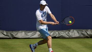 Andy Murray devuelve una bola durante un entrenamiento para el Aegon Championships de Queen´s.