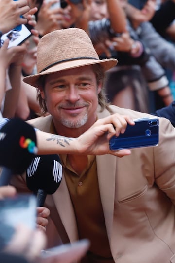 Brad Pitt conviviendo con fans en México
