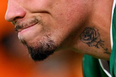 Detalles del tatuaje de una rosa de Paulinho de SE Palmeiras durante el partido del grupo A de la Copa Mundial de Clubes de la FIFA 2025 entre SE Palmeiras y FC Porto.