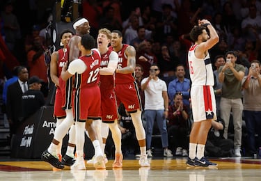 Sus compañeros de Miami celebran con él su récord personal, y además el segundo récord de anotación más alto, solo superado por los 100 puntos de Wilt Chamberlain.