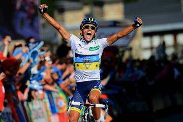 Alberto Contador dio toda una lección de su mentalidad ofensiva e inconformismo en la Vuelta a España de 2012. Después de caer en varios finales de etapa ante ‘Purito’ Rodríguez, que mantenía el maillot rojo de líder por 28 segundos, el ‘Pistolero’ decidió pasar al ataque en la 17ª etapa de la Vuelta a 50 km de la meta. Su órdago llegó en la Collada de la Hoz (2ª categoría) y Purito, convencido de ser el más fuerte, decidió no responder. Ahí firmó su sentencia de ‘muerte’ el catalán, con un Contador lanzado que mientras abría hueco recibió la colaboración de hombres de la fuga como su amigo Paolo Tiralongo. El madrileño cabalgó de forma inexorable hacia la victoria de etapa en la cima de Fuente Dé, se aupó al liderato y dio un golpe moral definitivo a la carrera, a falta de defender su gesta en las rampas de la Bola del Mundo en la penúltima etapa. No hubo mejor forma de regresar a la competición, tras su suspensión por el positivo de clembuterol en el Tour 2010, que desde lo más alto del podio de Madrid.