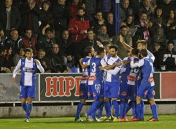 Los jugadores del Alcoyano celebran el gol que ha marcado el delantero Francisco Ferrón.1-0.