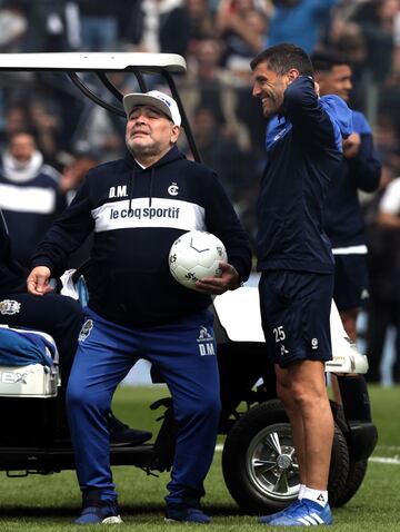 El entrenador argentino volvió al fútbol de su país como nuevo entrenador de Gimnasia La Plata. Los aficionados le aclamaron en el Estadio Juan Carmelo Zerillo.