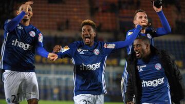 Los jugadores del Estrasburgo celebran su clasificación para los octavos de final de la Copa de la Liga tras derrotar por 2-0 al Lille.