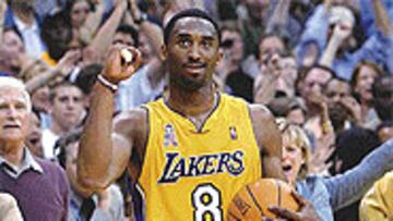<b>COMO LOCOS</b>. La afición de los Lakers enloqueció en el Staples Center con la exhibición de Kobe Bryant.