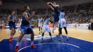 Víctor Claver entra a canasta con Willy Hernangómez y Pau Gasol a la espera.