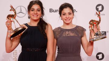 Las hermanas Yusra y Sarah Mardini posan durante los Premios Bambi,que entregan los medios alemanes, en su edici&oacute;n de 2016.