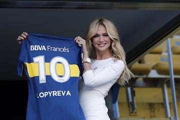 Victoria Lopyreva, embajadora del Mundial Rusia 2018, en el estadio de La Bombonera durante el partido de la Superliga argentina entre  Boca Juniors y Temperley.