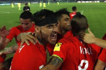 El jugador de la seleccion de Chile, Mauricio Pinilla, izquierda, celebra su gol contra Venezuela durante el partido clasificatorio al mundial de Rusia 2018 disputado en el estadio Agustin Tobar de Barinas, Venezuela.