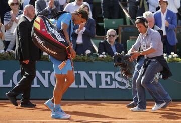 Djokovic nunca hab¨ªa podido ganar a Nadal en su feudo y lo consigui¨® en cuartos de final, al aprovechar la peor temporada del espa?ol hasta la fecha. Adem¨¢s, lo hizo de manera contundente (7-5, 6-3 y 6-1 en 2h:25). Se habl¨® incluso de punto de inflexi¨®n en el torneo parisino. Nadal se fue del partido como no hab¨ªa hecho nunca en el torneo, ni siquiera ante Soderling en 2009. Hab¨ªa empezado el a?o con molestias y alg¨²n problema personal, pero no puso excusas.