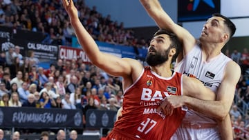 El jugador del Baxi Manresa, Emanuel Cate, y el jugador del Hiopos Lleida Pierre Oriola, durante en el partido de la jornada 25 de la Liga Endesa de Baloncesto, este sábado en Manresa.