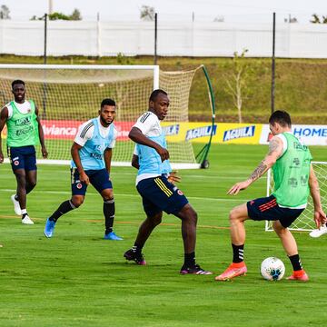 La Selección Colombia completó una semana de trabajos y se enfoca en el duelo de Eliminatorias ante Perú. Reinaldo Rueda ha estado muy atento a sus elegidos.