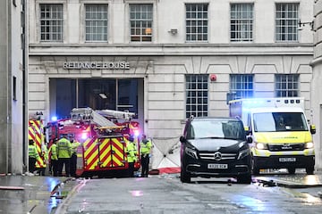 Un veh¨ªculo arremete contra aficionados del conjunto Red en el centro de la ciudad de Liverpool en la celebraci¨®n del t¨ªtulo de liga.
