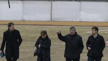 <b>LA FEDERACIÓN. </b>Ángel María Villar, presidente de la RFEF, y la delegada del equipo comprueban el terreno de juego.