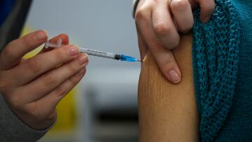 Santiago, 7 febrero 2022.
Comienza la segunda dosis de refuerzo en personas mayores de 55 años en el vacunatorio de la comuna de La Florida.
Jonnathan Oyarzun/Aton Chile