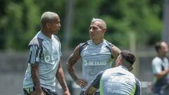 Eduardo Vargas ‘presiona’ a Gabriel Milito de esta forma: Chile está expectante