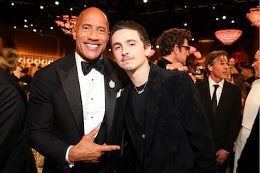 Dwayne Johnson y Timothée Chalamet durante la 83.ª edición de los Globos de Oro, celebrada en el Beverly Hilton.