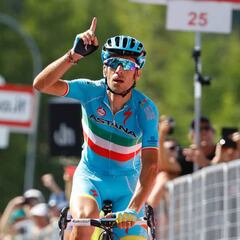 Chaves se viste de rosa y Nibali saca a Valverde del podio