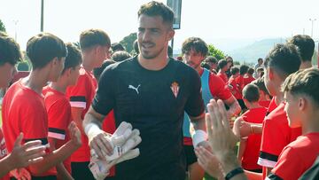 15-08-25. RUBÉN YÁÑEZ, PORTERO DEL SPORTING, ANTES DE COMENZAR UN ENTRENAMIENTO EN MAREO.