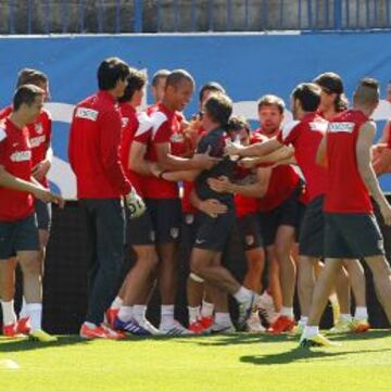 OPTIMISMO. La plantilla se entrenó ayer en el Calderón. Las bromas fueron un constante.