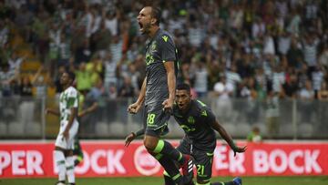 Bas Dost celebra uno de sus goles al Moreirense.