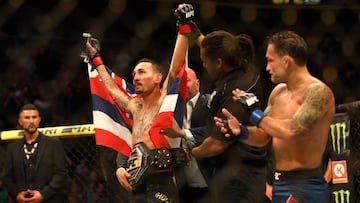 Max Holloway celebra su victoria ante Frankie Edgar en el UFC 240.