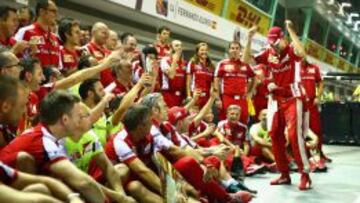 Sebastian Vettel celebra con los integrantes de Ferrari el triunfo en Singapur.