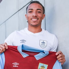 Oficial: Koleosho, al Burnley