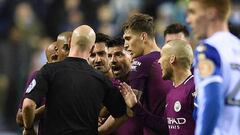 Los jugadores del Manchester City, recriminando al &aacute;rbitro la expulsi&oacute;n de Fabian Delph.