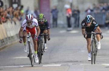 El ciclista Joaquín Rodríguez (i) (ESP/Katusha) se ha impuesto a Sergio Luis Henao (d) (COL/Sky) y a Nairo Quintana (2d) (COL/Movistar) hoy en la meta, durante la tercera etapa de la 55 edición de la Vuelta al País Vasco, en la localidad guipuzcoana de Zumarraga. 