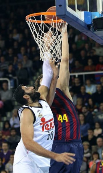 El pivot croata del Barcelona Ante Tomic entra a canasta ante el pivot griego del Real Madrid Ioannis Bourousis.