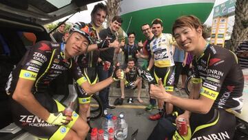 Benjam&iacute;n Prades celebra el triunfo en el Tour de Taiw&aacute;n con sus compa&ntilde;eros del equipo UKYO.