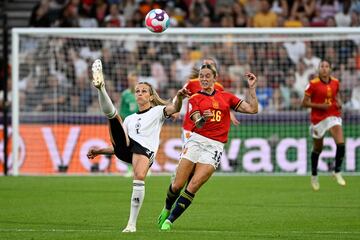 Kathrin Hendrich y María León.