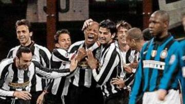 <b>GOLAZO. </b>El cabezazo de Boumsong, rodeado de compañeros, dejó en tablas el choque de ida.